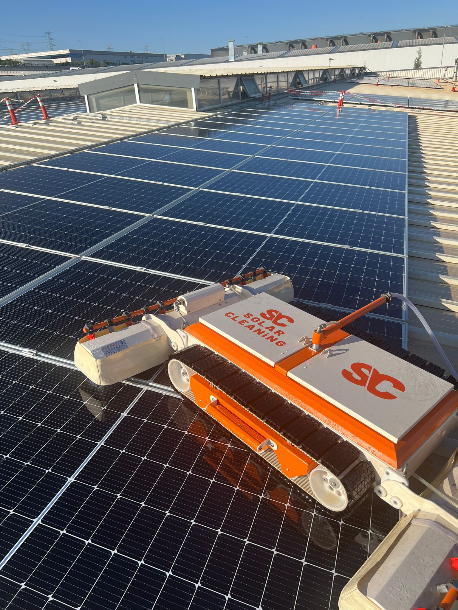 solar-cleaning-solar-panel